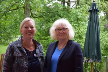 Christiane Böhm (l.) und Reinhild Spanke stehen für Fragen im Gesprächskreis für Angehörige von Menschen mit Demenz bereit.&lt;br&gt;Bild: LWL/Sandra Werne 