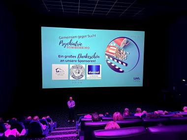 Stefan Kühnhold bei der Eröffnung des Psychiatrie-Sommerkinos im Cineplex Lippstadt.&lt;br&gt;Foto: LWL/Enrica Gore 