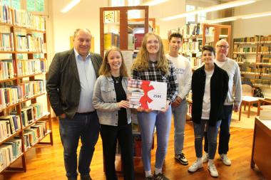 Dank für die Organisation der Unterhaltungsbücherei (v.l.) Peter Thiemann, Maras Hüwel, Laura Witte, Fabio Asshauer, Dilara Gülbahar und Matthias Hüllen.&lt;br&gt;Bild: LWL/Julia Hollwedel 