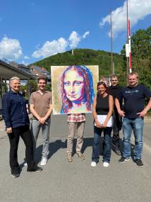 Da bekommt die Mona Lisa Beine: (v. l.) Julia Hollwedel, Beauftragte für Presse-und Öffentlichkeitsarbeit, Oliver Schäfer und sein Vater (verdeckt vom Bild), Martina Grewe, LWL-Referat für Chancengleichheit, Stefan Mönnighoff,, Maurer, und Klaus Saken, Projektplanung.&lt;br&gt;Bild: LWL/Carla Meyer 