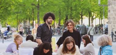 Am Langen Freitag im Juli (12.7.) können die Besuchenden draußen vor dem LWL-Museum für Kunst und Kultur an Staffeleien zeichnen.<br>Foto: © Zuza Bunt und Knallig