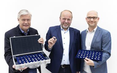 Museumsdirektor Dr. Hermann Arnhold (links) und Kurator Stefan Kötz (rechts) nehmen die Sammlung von Stefan Wittenbrink in Empfang.<br>Foto: LWL/Hanna Neander
