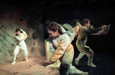 Evan Placey richtet mit dem Stück &quot;Wild!&quot; die Aufmerksamkeit auf die Diagnose ADHS und regt dazu an, das Individuum hinter dem vermeintlichen Chaos zu betrachten.  Dyana Maria Krupezki, Antonia Tenbrock und Moritz Rauch (v.l.) FOTO Theater Paderborn / Kreft 