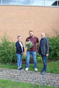Dem  ersten im LWL-Therapiezentrum für Forensische Psychiatrie Marsberg ausgebildeten Heilerzeihungspfleger Jan Rosenkranz (M.) gratulieren die stellv. Pflegedirektorin, Bianka Wünsche und Pflegedirektor Hubertus Gerlach.&lt;br&gt;Bild: LWL 