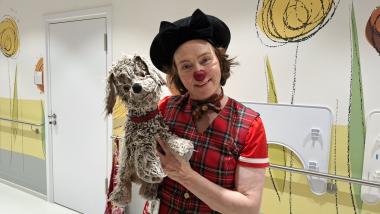 Eva Paulus hat nun als Klinik-Clownin Klara Abschied gefeiert. Hier ist sie mit ihrer Handpuppe "Socke" zu sehen.<br>Foto: LWL/Philipp Stenger