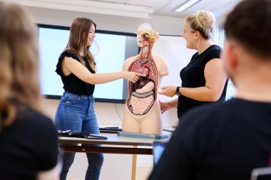 In der LWL-Pflegeschule Marsberg beginnt am 1.10.2024 der nächste Ausbildungskurs zur Pflegefachfrau bzw. zum Pflegefachmann.<br>Bild: LWL