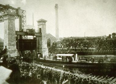 Mit einer Barke fuhr Kaiser Wilhelm II. am 11. August 1899 ins Schiffshebewerk Henrichenburg ein. Hunderte Gäste feierten an diesem Tag die Eröffnung des spektakulären Bauwerks am Dortmund-Ems-Kanal.<br>Foto: LWL