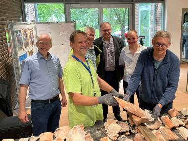 Freuen sich über den wichtigen Fund: Dr. Michael Huyer, Referatsleiter Inventarisation und Bauforschung der LWL-Denkmalpflege (v.l.), LWL-Bauforscher Frank Högg, Heinrich Schengbier, Kirchmeister der ev. Kirchengemeinde Borgholzhausen, Christian Eckey, Pfarrer der ev. Kirchengemeinde Borgholzhausen, Marco Höldtke, Terbrack Architekten BDA und LWL-Bauforscher Peter Barthold.<br>Foto: LWL/Maike Anneken