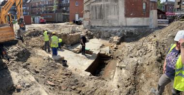 Blick von Nordwesten auf das aktuelle Maßnahmenareal. Mittig im Bild sowie auf der linken Bildseite Arbeiten zur Freilegung der ehemaligen Kellerareale. Die Arbeiten werden kontinuierlich durch den Kampfmittelräumdienst überwacht.<br>Foto: LWL-AfW/A. Wunschel