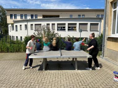 Die Betreuerinnen Celine Ufer und Felicitas Pflüger mit den Kids.<br>Foto: LWL