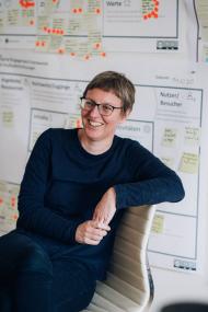 Die Kuratorin der Mueller-Ausstellung, Dr. Tanja Pirsig-Marshall, hält im LWL-Museum für Kunst und Kultur einen Vortrag.<br>Foto: LWL/Meike Reiners