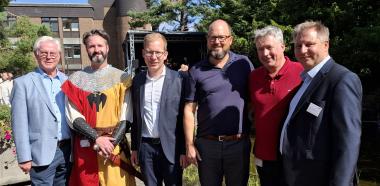 Freuten sich über ein gelungenes Bergfest (v.l.n.r.): Klaus Baumann (Vorsitzender der LWL-Landschaftsversammlung), Christopher Benner (Medizinproduktekoordinator / Hygienebeauftragter der Klinik und Teil des Orga-Teams des Festes), Christian Schweitzer (Bürgermeister von Hemer), Prof. Dr. Jens Bothe (Kaufmännischer Direktor der Klinik), Dr. Ulrich Bodensieck (stellvertretender Ärztlicher Direktor) und Kai Schröder (Pflegedirektor).<br>Foto: LWL / Philipp Stenger