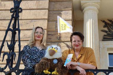 Kirsten Weigelt, Leitung Regionalmarkt der Volksbank in Ostwestfalen eG und Dr. Sylvia Necker, Leiterin des LWL-Preußenmuseums Minden, freuen sich auf zahlreiche Gäste zum Familientag.<br>Foto: LWL / Hannah Meisinger
