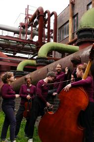 Die Musiktheatergruppe "Moment" führt ihr Stück "News from Inside" auf.<br>Foto: Leon Schirdewahn-Debring