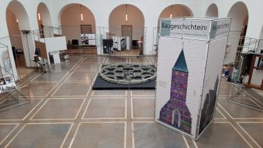 Fast fertig: Die Ausstellung "Baugeschichte(n) - Aus der Arbeit der westfälischen Bauforschung" im Lichthof des LWL-Landeshauses.<br>Foto: LWL / Katharina Stockmann
