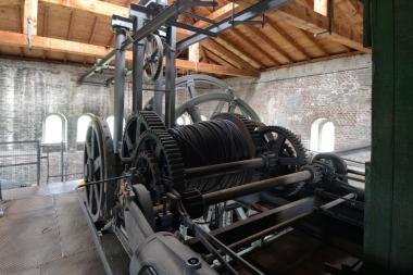 Hoch oben im Malakowturm befinden sich die Seilscheiben der Zeche Hannover. Hierhin führen drei spezielle Führungen am Tag des offenen Denkmals.<br>Foto: LWL / Annette Hudemann