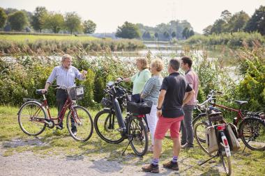 Mit dem Fahrrad am Kanal entlang: Herbert Niewerth leitet die Radtour ins Münsterland.<br>Foto: LWL/Gehrmann
