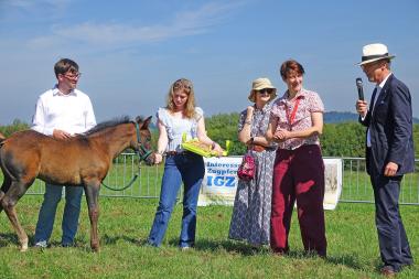 Dr. Christian Höing (v.l.), Mathilde Prinzessin zur Lippe, Maria Gräfin zu Solms-Laubach, Dr. Marie Luisa Allemeyer und Stephan Prinz zur Lippe bei der Fohlentaufe.<br>Foto: LWL/Robin Jähne 