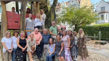 Das Team der TK feierte mit der Ärztlichen Leiterin Dr. Claudia Schalla und Stationsleiter Detlef Nohlen, (4. und 5. v.l.) das 30-jährige Bestehen der Einrichtung. Auf dem Bild fehlt Sporttherapeut Burkhard Jarvers.<br>Foto: LWL/Kerstin Seifert