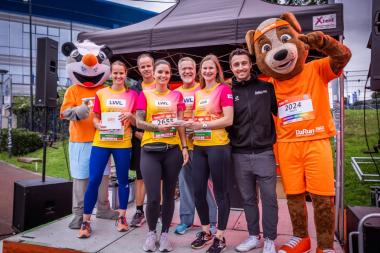 Über die Auszeichnung, den Teamspirit und den Zusammenhalt freuten sich neben den LWL-Kolleginnen Lisa Schmitke, Linda Meßmann und Carla Baur vor allem auch der Ärztliche Direktor Dr. Johannes Albers (hinten links) und der Kaufmännische Direktor Thomas Job von der LWL-Klinik Herten, die im LWL-Team mitliefen.<br>Bild: LWL