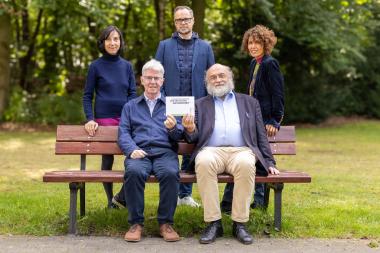 (v.l.) Gisela Steinbeck, LWL-Klinikum Gütersloh, Hans-Werner Küster, Mitglied der Vorbereitungsgruppe, Steffen Gerz, Wertkreis Gütersloh, Professor Klaus-Thomas Kronmüller, Ärztlicher Direktor LWL-Klinikum Gütersloh, und Samira Kablo, Mitglied der Vorbereitungsgruppe (GiGel Gütersloher Interkulturelle Gesundheitslotsin).<br>Foto: LWL/Eckhard Sallermann