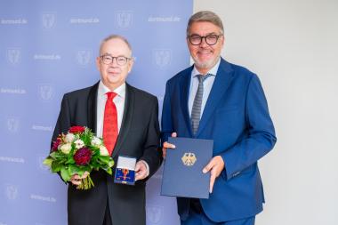 Der Oberbürgermeister der Stadt Dortmund, Thomas Westphal, überreichte Dr. Luc Turmes das Bundesverdienstkreuz am Bande.&lt;br&gt;Bild: Stadt Dortmund/Roland Gorecki 