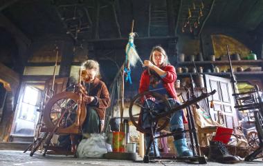 Eine Aktion bei den Flachstagen im LWL-Freilichtmuseum Detmold ist die Verarbeitung am Spinnrad.&lt;br&gt;Foto: LWL / Gerstendorf-Welle 