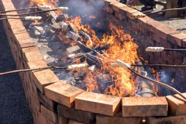 Am 22 Meter langen Lagerfeuer können Kinder und Eltern Stockbrot backen.<br>Foto: LWL / Philipp Harms