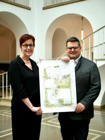 Die LWL-Schuldezernentin Birgit Westers und der LWL-Baudezernent Urs Frigger präsentieren die Pläne für den Teilersatzneubau der Rheinisch-Westfälischen Realschule.<br>Bild: LWL/Julia Hoffmann