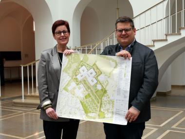 LWL-Schuldezernentin Birgit Westers und LWL-Baudezernent Urs Frigger präsentieren die Pläne für die neue Campusschule in Bielefeld-Senne.<br>Bild: LWL/Julia Hoffmann 