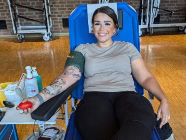 LWL-Pflegefachkraft Laura Morawitz fühlte sich bei der Blutspende wohl.<br>Bild: LWL/Michaela Rensing