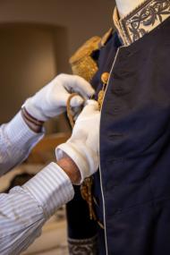 Letzte Handgriffe in der Vorbereitung der Ausstellung "Unterschiedliche Konfektionsgrößen"<br>Foto: Louisa Kambartel