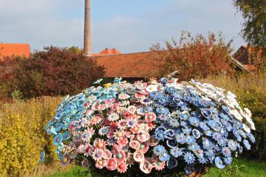 Eine Fülle an dekorativen Töpferwaren - wie diese Blumenstecker aus Keramik - gibt es beim Töpfermarkt in der Ziegelei Lage.<br>Foto: LWL / Martin Holtappels
