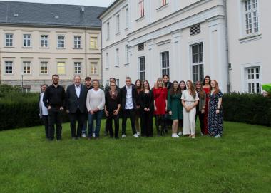 Zu den glücklichen Absolventinnen und Absolventen der LWL-Pflegeschule Marsberg  gehören: Lisa-Marie Brik, Emely-Lea Fischer, Vanessa Frei, Marcus Freude, Jasmina Gavric, Wassef Hussein, Sissi Sophie Kuhaupt, Elisabeth Lohwasser, Leonie Radke, Jan Rosenkranz, Jonas Runte, Aileen Sudjahovic und Sven-Leon Wendel.<br>Bild: LWL/Julia Hollwedel