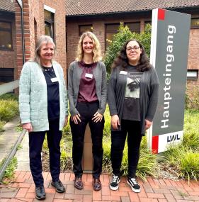 Das diesjährige Angehörigenteam der LWL-Klinik Herten mit Hildegard Kofoth, Linda Ueckeroth und Hannah Herde (von links, im Bild fehlen Dirk Ahmann und Annika Kaiser) lädt zur nächsten Reihe ein.<br>Bild: LWL/Rosa Sommer