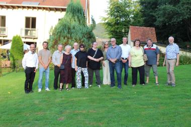 Fröhliches Beisammensein vor dem Landgasthof Mücke.<br>Bild: LWL