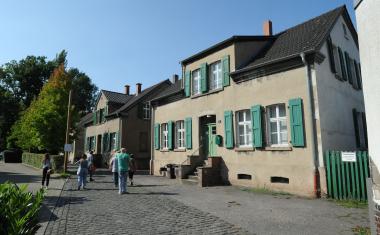 Die Arbeiterhäuser an der Straße "Am Rübenkamp" sind Teil des Rundgangs "Wohnen auf der Seilscheibe".<br>Foto: LWL / Annette Hudemann