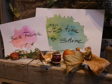 So bunt ist der Herbst: Beim Ferienprogramm des Klosters Dalheim werden Jugendliche mit Wasser, Aquarellfarben und Handlettering kreativ.<br>Foto: LWL/Alexandra Buterus