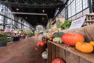 Regionale Produkte gibt es beim Erntemarkt am Samstag in der Maschinenhalle.<br>Foto: LWL / Uwe Grunwald