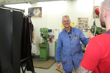 Der Metallbauer Antonius Wüllner arbeitet seit 22 Jahren mit Patienten in der klinikeigenen Metallwerkstatt - in der nun auch Produkte für den Weihnachtsbasar hergestellt werden.<br>Foto: LWL/ Julia Hollwedel