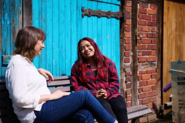 Pat (l.) im Gespräch mit Daniela Peters, Arbeitstrainerin und Leiterin von Haus Granat.<br>Foto: LWL