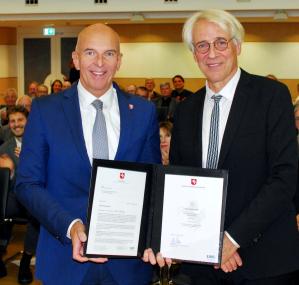 Der Direktor des LWL, Dr. Georg Lunemann (l.), überreicht die offizielle Urkunde: LWL-Gesundheits- und Krankenhausdezernent Prof. Dr. Meinolf Noeker verabschiedet sich in den Ruhestand.<br>Bild: LWL/Thorsten Fechtner