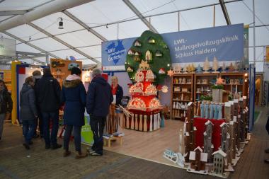 Die Holzprodukte werden von Patienten der LWL-Maßregelvollzugsklinik Schloss Haldem von Hand gefertigt und auf dem Brockumer Großmarkt präsentiert.<br>Foto: LWL/ Carolin Düvel-Oevermann