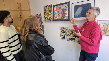 Kunsttherapeutin Tanja Braach (r.) zeigt den Gästen einige Kunstwerke, die die Nutzerinnen und Nutzer des ZenTRO angefertigt haben.<br> Foto: LWL/Philipp Stenger