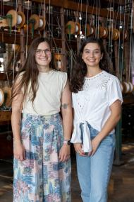 Laura Breitkreuz vom NABU mit Moderatorin Nadine Hadad im LWL-Museum Textilwerk in Bocholt.<br>Foto: LVR-ZMB/Joshua Esters
