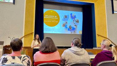 Mitarbeitende verfolgen aufmerksam den DAK-Vortrag zum Thema Stressmanagement.<br>Foto: LWL / Enrica Gore