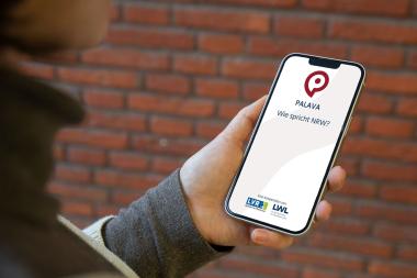 Mit der Sprach-App "Palava" untersuchen die Sprachforscher:innen von LWL und LVR die Umgangssprachen in NRW.<br>Foto: LWL/Bomholt
