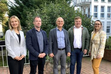 Arne Moritz mit dem LWL-Suchtambulanzteam Lippstadt (von links: Judith Marke, Octav Simionica, Stefan Kühnhold (Chefarzt der LWL-Kliniken Lippstadt und Warstein), Arne Moritz (Bürgermeister Stadt Lippstadt) und Trajanka Binova. <br>Foto: LWL/Sandra Werne