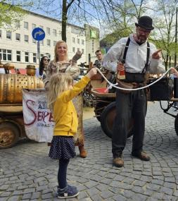 Professor Abraxo und seine Assistentin sind am 10. November zu Gast in der Ziegelei Lage.<br>Foto: Künstler
