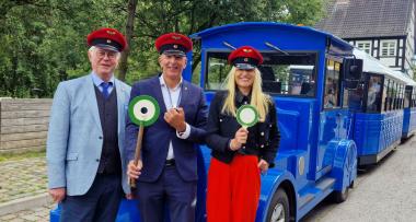 Bahn frei: Im Juli 2024 eröffneten Klaus Baumann (Vorsitzender der Landschaftsversammlung), der Direktor des LWL, Dr. Georg Lunemann, und LWL-Kulturdezernentin Dr. Barbara Rüschoff-Parzingerer die neue Attraktion im LWL-Freilichtmuseum Hagen.<br>Foto: LWL/Wippermann